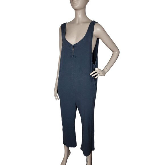 Celmia Collection Sleevless Frog Closure Low-Cut Wide Leg Cropped Jumpsuit LRG - Picture 8 of 10